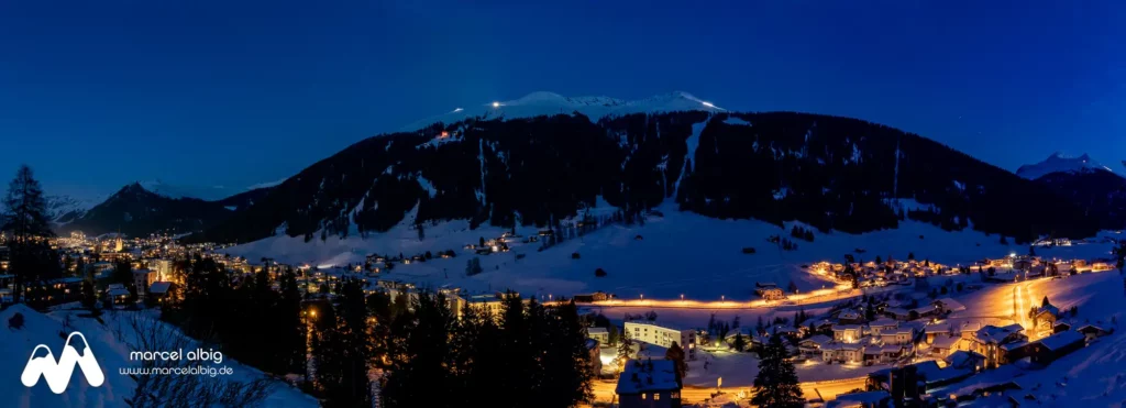 Davos bei Nacht mit Blick aufs Jakobshorn