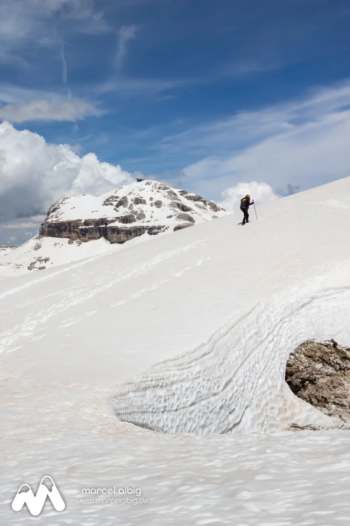 Sass Pordoi (2950 m) mit dem Piz Boè im Hintergrund, Dolomiten